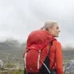 baksida av Bergans Helium V5 55L ryggsäck (dam) p+å en modell
