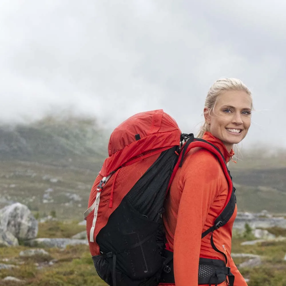 profil av Bergans Helium V5 55L ryggsäck (dam) på en modell