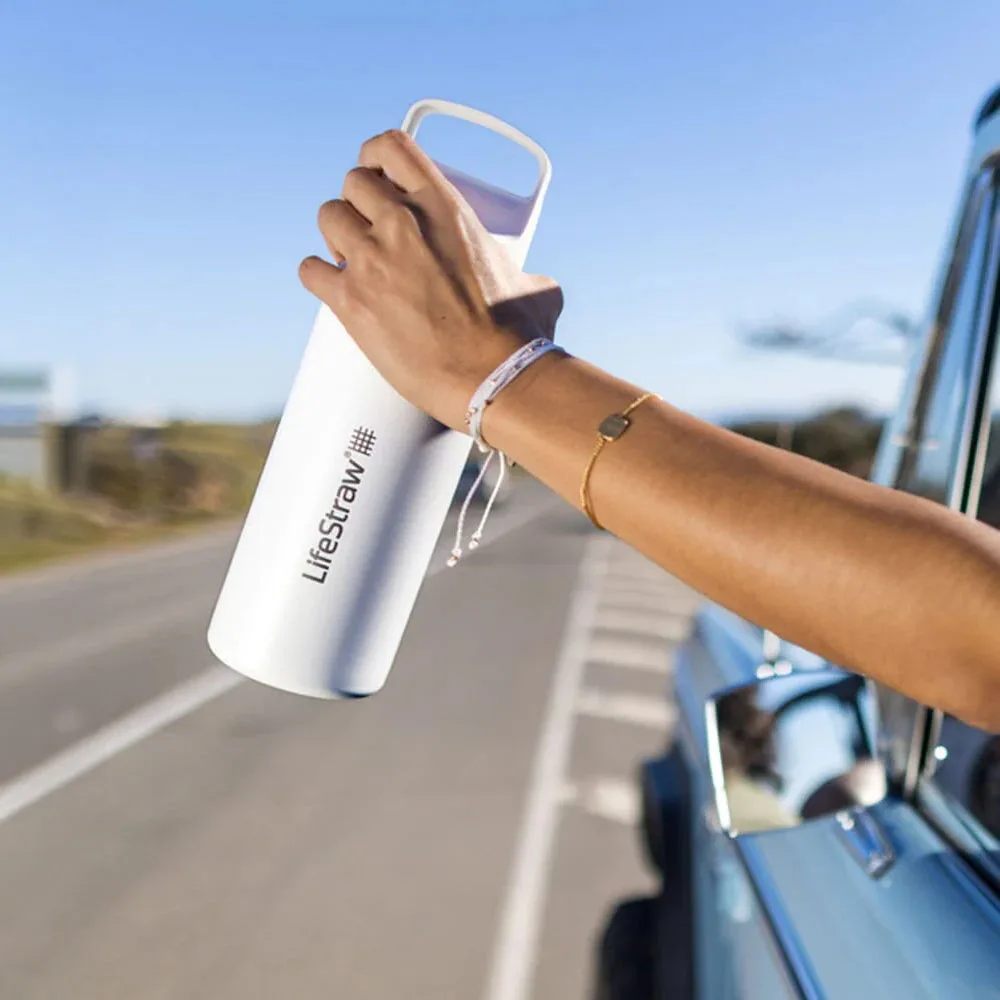 en modell håller i LifeStraw Go 2.0 Stainless Steel flaska med vattenfilter 1 L