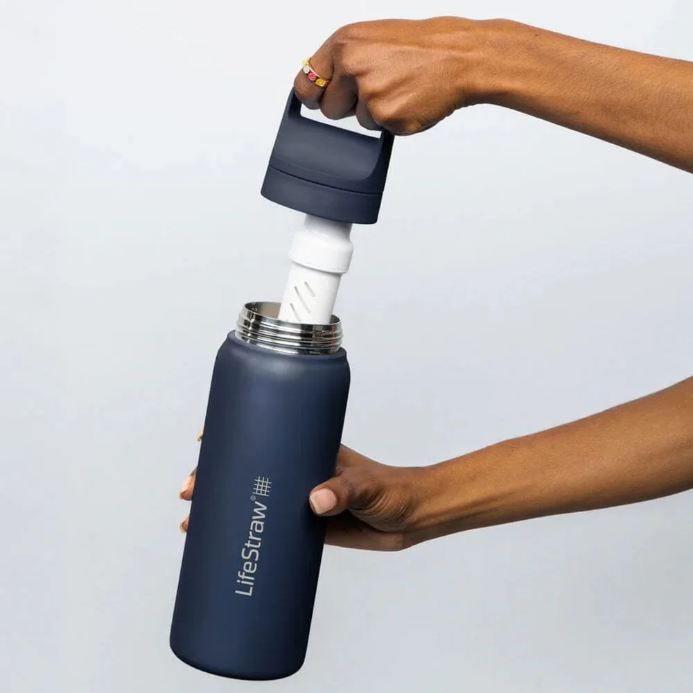en modell visar LifeStraw Go 2.0 Stainless Steel flaska med vattenfilter 1 L