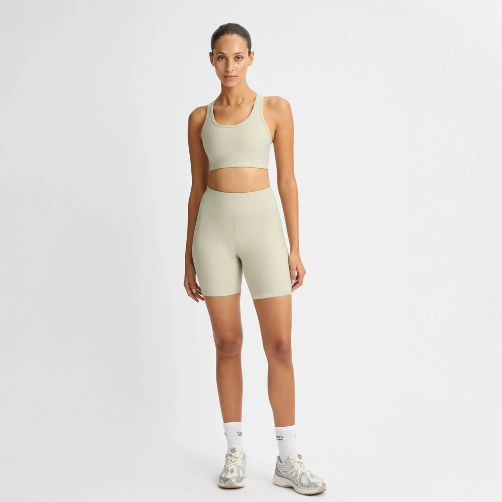 framsida av Ribbed R Bike HW Tights på en modell med matchande topp