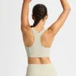 en grön baksida av Röhnisch Ribbed R Sportsbra sport-bh (dam) på en modell