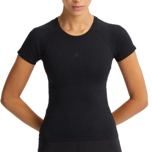 en svart Röhnisch Seamless Flex Tee träningströja (dam) på en modell