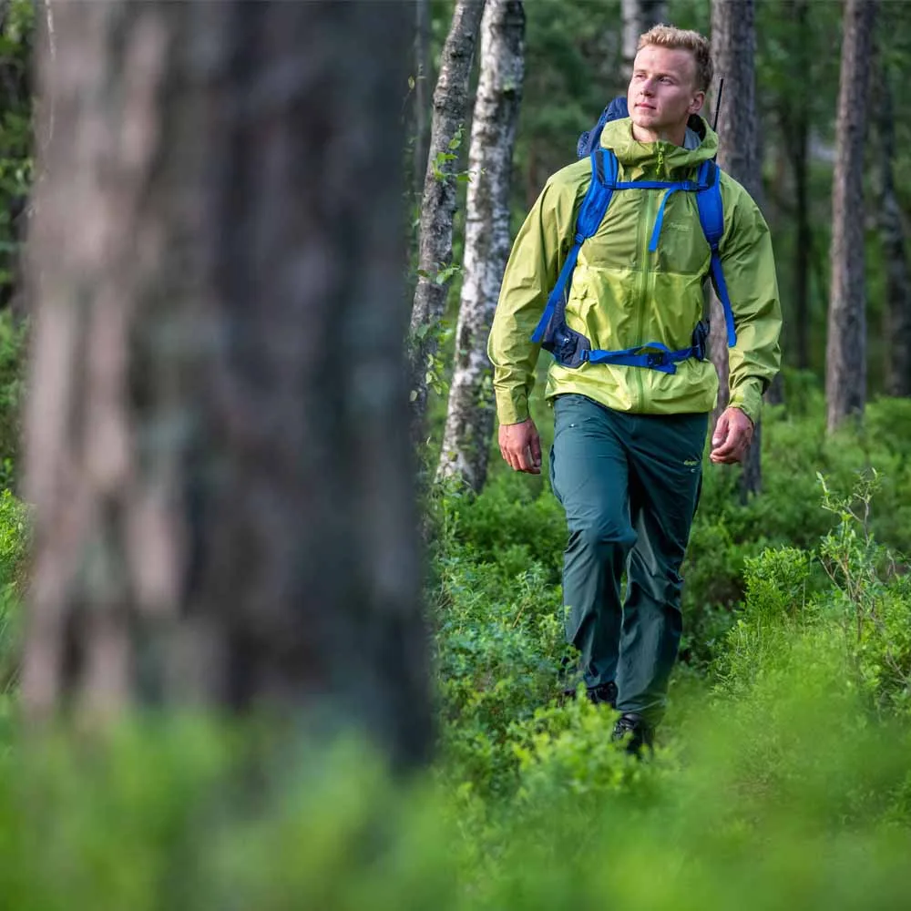 en modell bär Bergans Vengetind 28L ryggsäck (unisex)