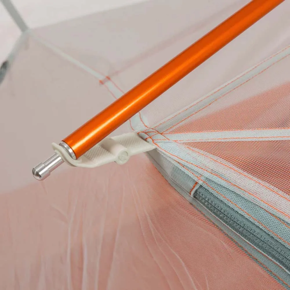 tältpinne på en Big Agnes Copper Spur UL2 kupoltält för två personer