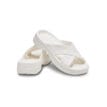 två vita Crocs Classic Cross Strap sandaler (dam)