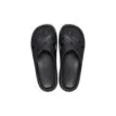 två par Crocs Classic Cross Strap sandaler (dam)