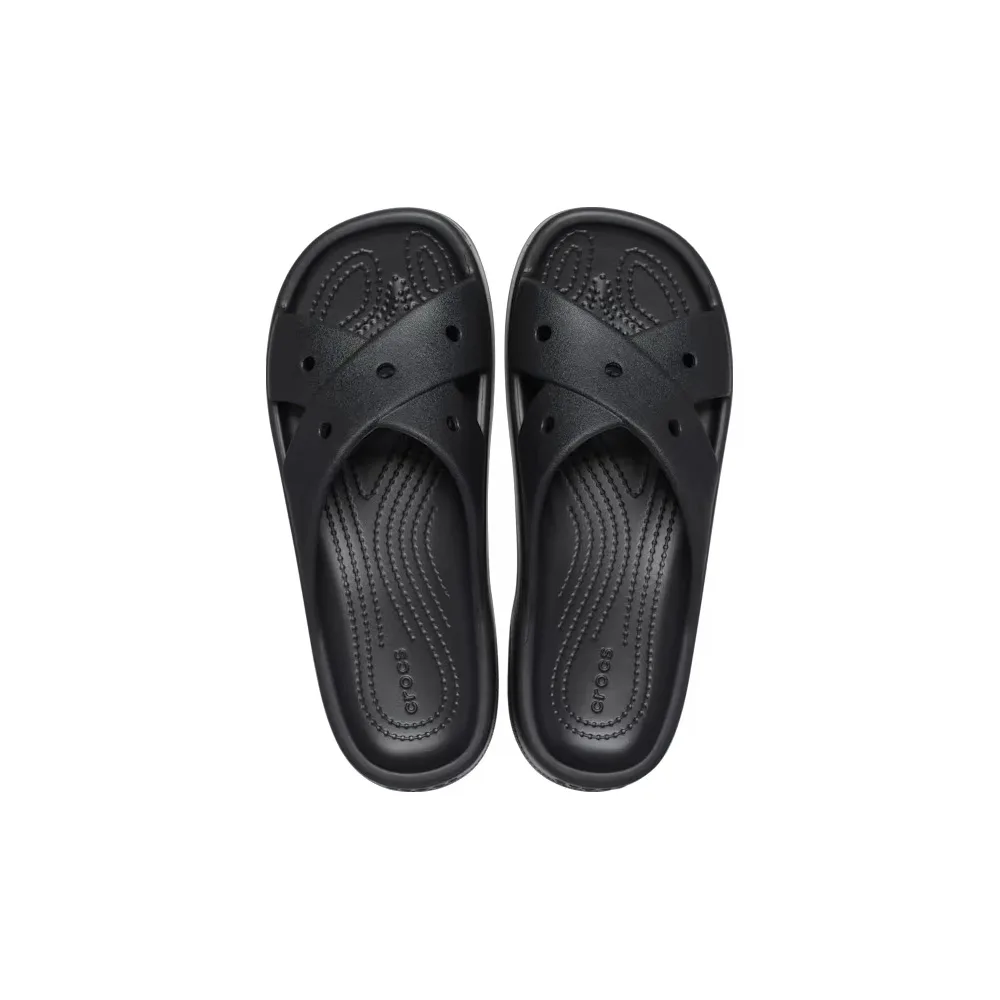 två par Crocs Classic Cross Strap sandaler (dam)