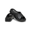 två stycken svarta Crocs Classic Cross Strap sandaler (dam)