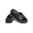 två stycken svarta Crocs Classic Cross Strap sandaler (dam)