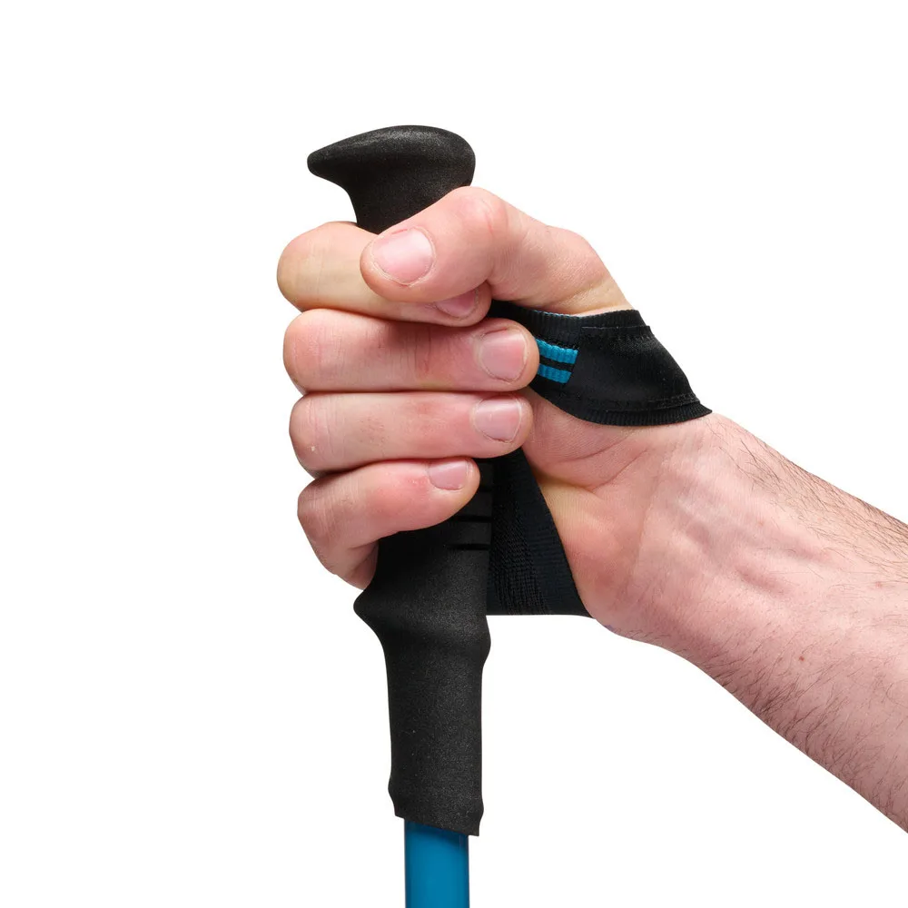 en person använder Black Diamond Distance Carbon Z Poles vandringsstavar