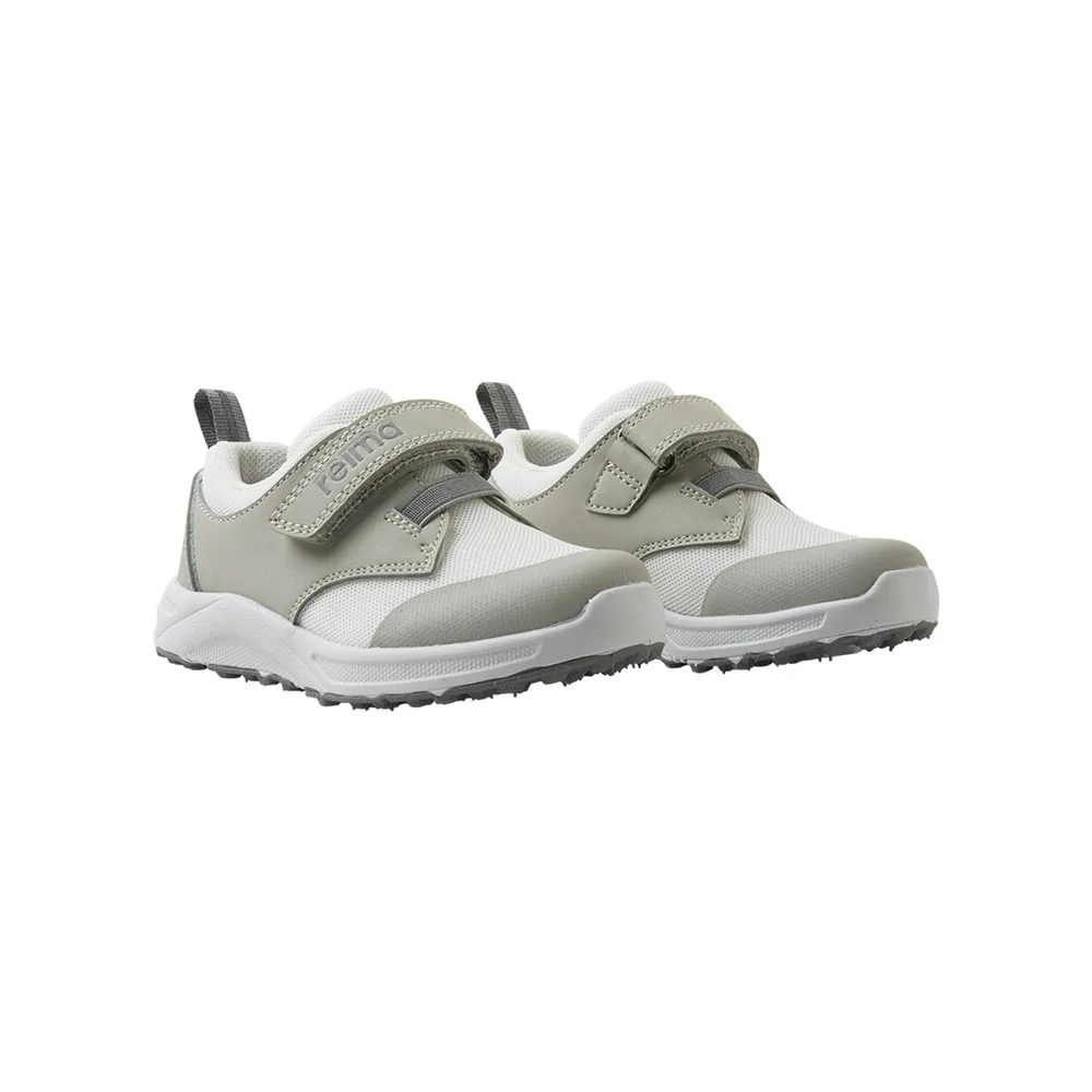 ett par Reima Ekena sneakers (barn)