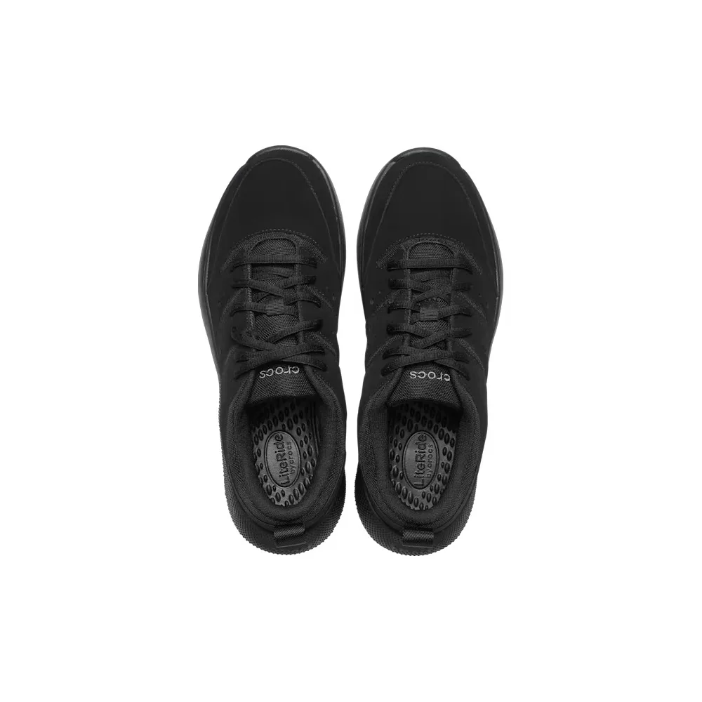 ett par Crocs On The Clock Work sneakers (herr) ovanifrån