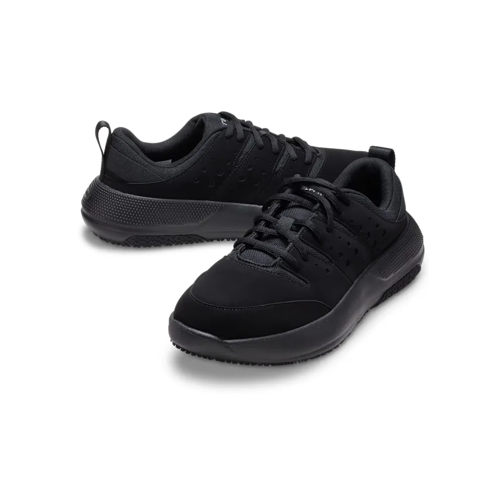två par Crocs On The Clock Work sneakers (herr)