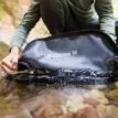 Man som fyller vatten i Lifestraw Peak Series Gravity Water Purifier System 8 L