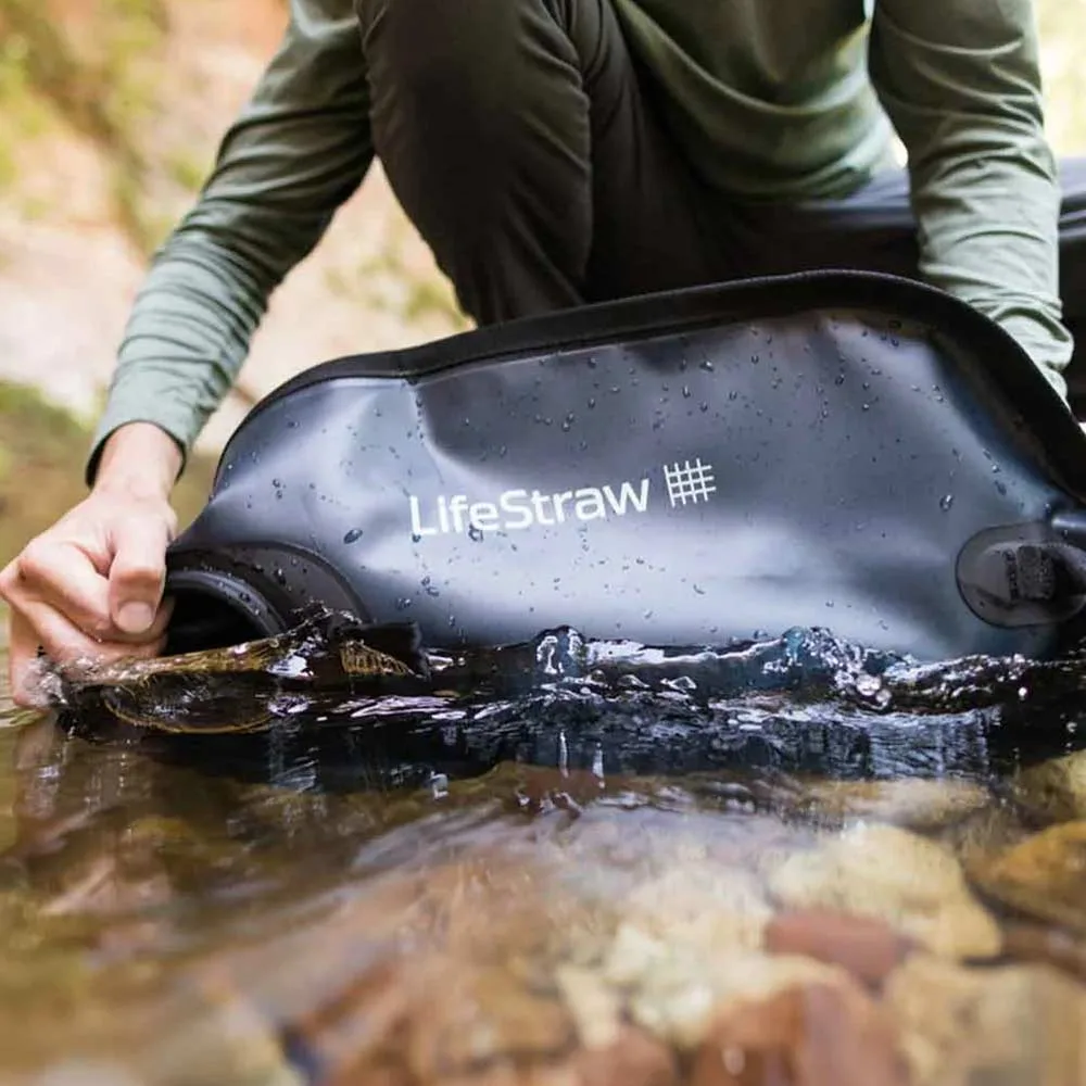 Man som fyller vatten i Lifestraw Peak Series Gravity Water Purifier System 8 L