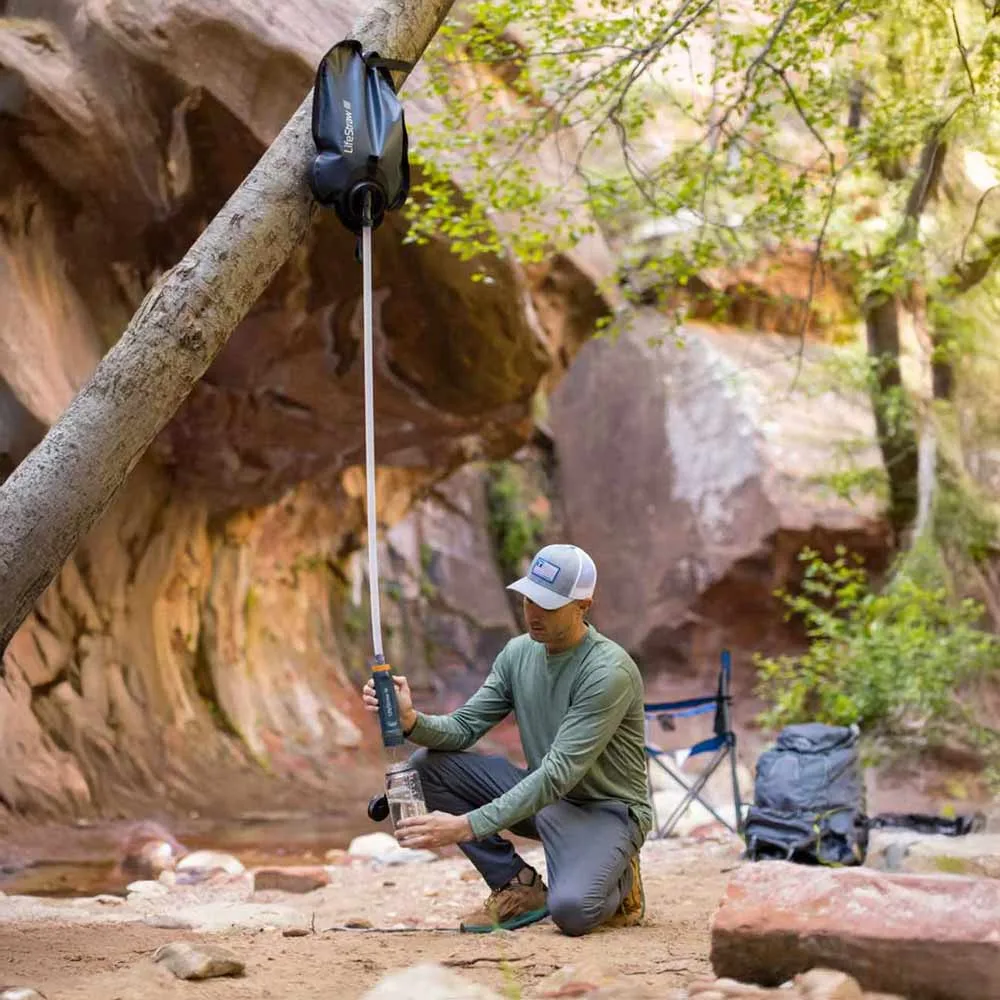 Man som använder Lifestraw Peak Series Gravity Water Purifier System 8 L