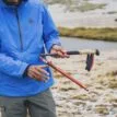 en person fäller ihop Black Diamond Pursuit Flz Trekking Poles vandringsstavar