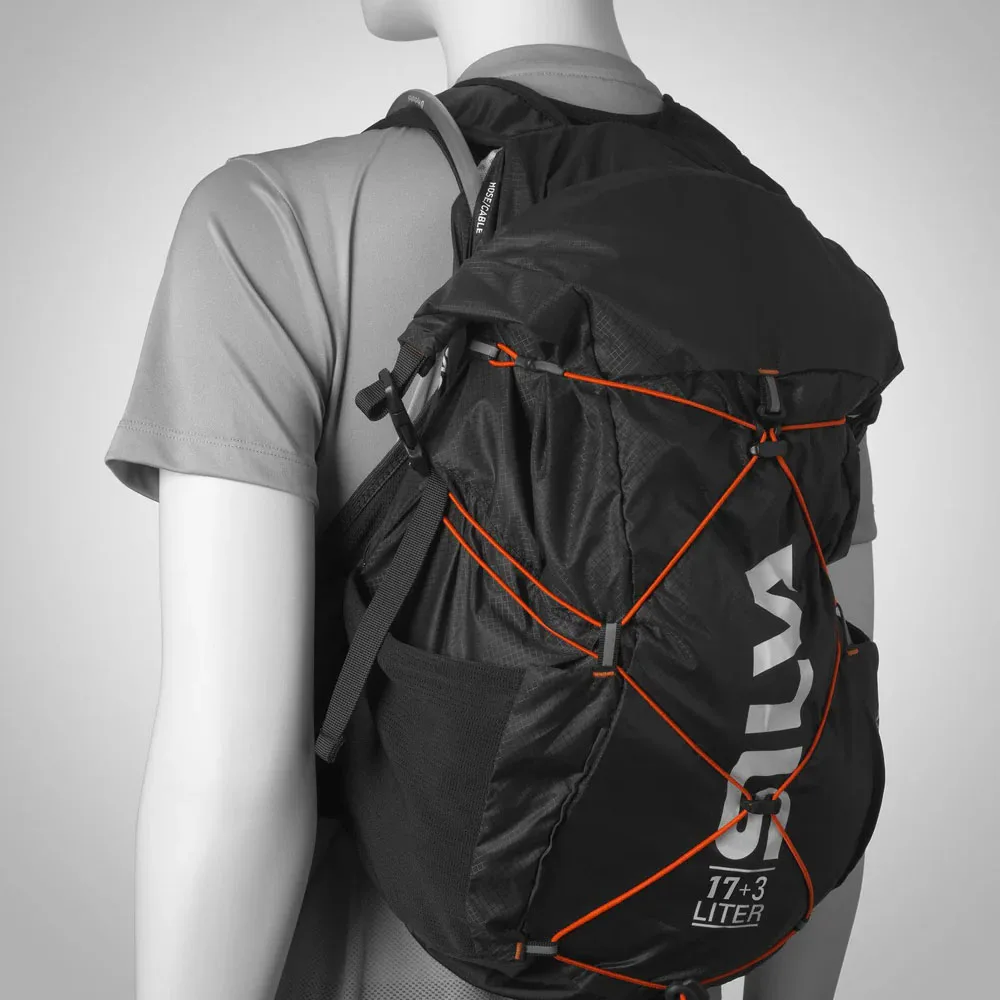 Silva Strive Mountain Pack 17+3L ryggsäck med väst (unisex) på en docka