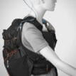 en modell bär Silva Strive Mountain Pack 17+3L ryggsäck med väst (unisex)