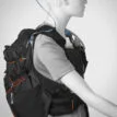 en modell bär Silva Strive Mountain Pack 17+3L ryggsäck med väst (unisex)