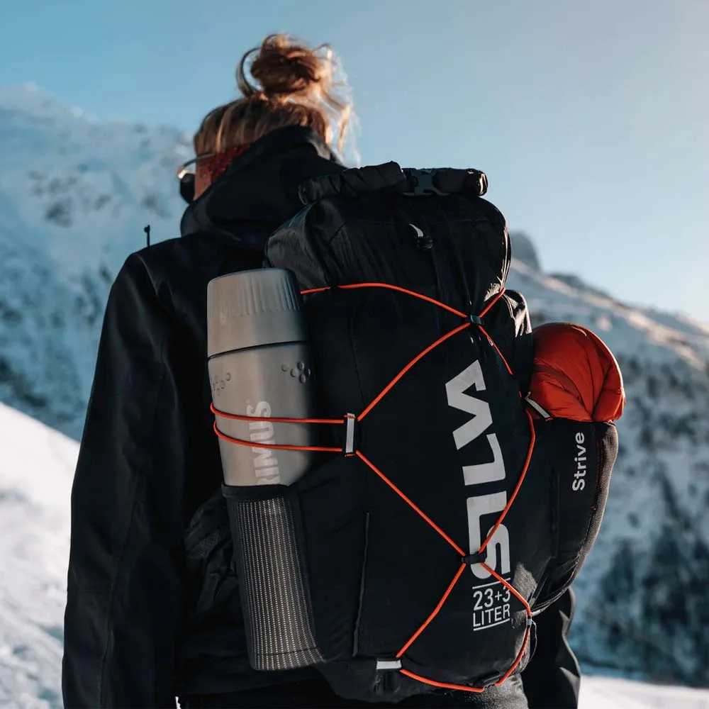 Silva Strive Mountain Pack 23+3L ryggsäck med väst (unisex)på en modell