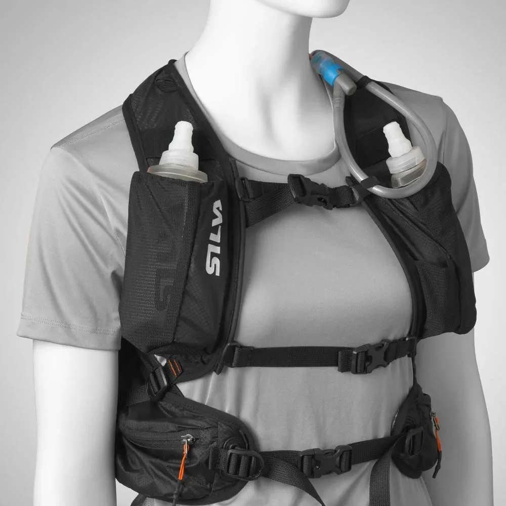 en docka bär en Silva Strive Mountain Pack 23+3L ryggsäck med väst (unisex)