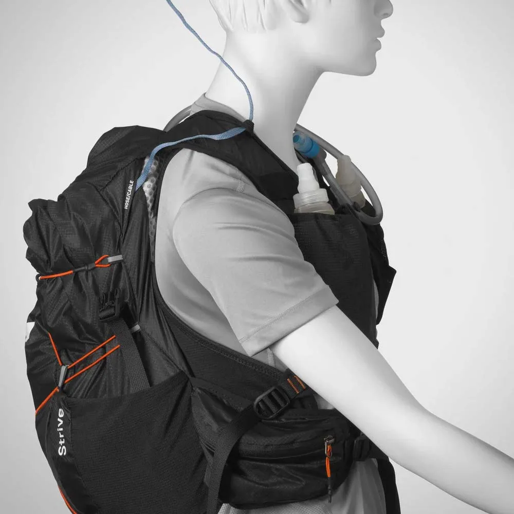 Silva Strive Mountain Pack 23+3L ryggsäck med väst (unisex) på en kläddocka