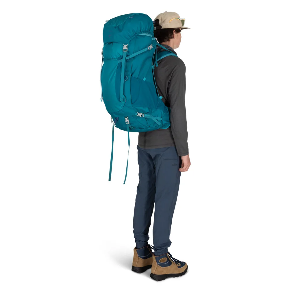 en herrmodell bär Osprey Ace 65L vandringsryggsäck (unisex)