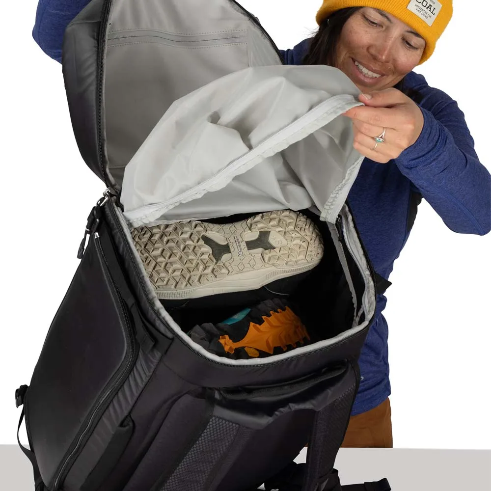 Ett par pjäxor på en Osprey Mountain Bound Boot Pack väska för pjäxor (unisex)