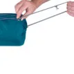 en människa använder Sea To Summit Selfinflate Mat Comfort Deluxe Wide självuppblåsbart liggunderlag