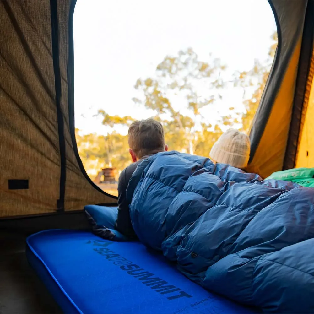 lifestylebild på Sea To Summit Selfinflate Mat Comfort Deluxe Wide självuppblåsbart liggunderlag