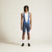 en modell bär en blå Craft Endur Bib Shorts C4 cykelshorts (herr)