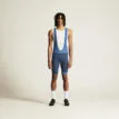 en modell bär en blå Craft Endur Bib Shorts C4 cykelshorts (herr)