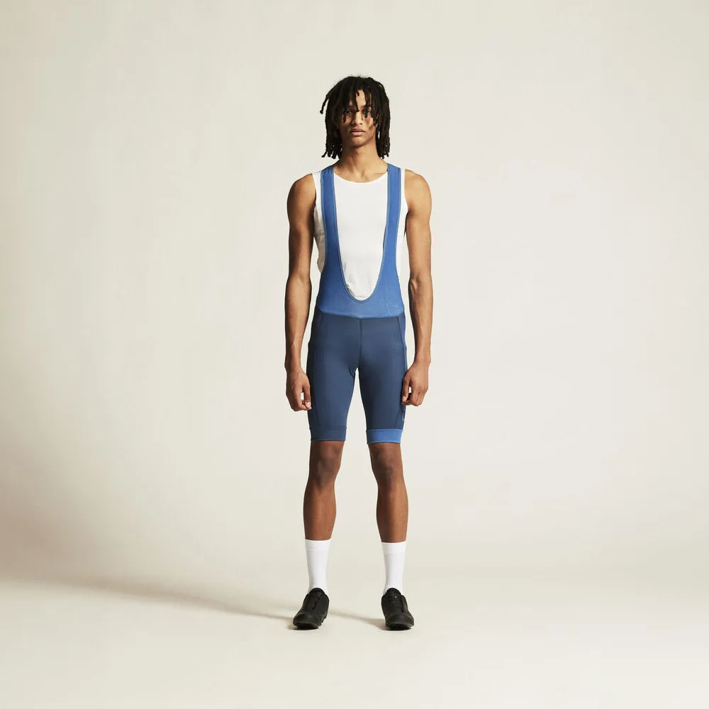 en modell bär en blå Craft Endur Bib Shorts C4 cykelshorts (herr)