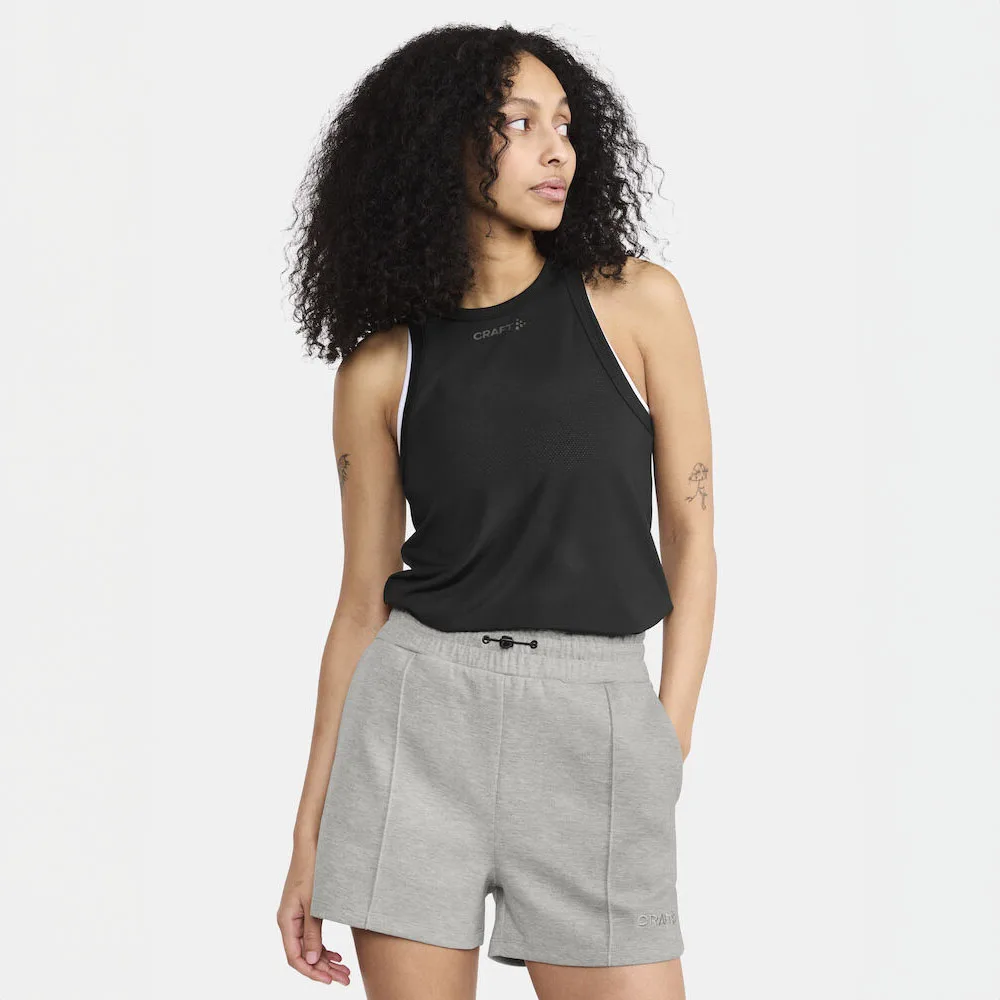 svart Craft Core Essence Mesh Singlet träningslinne (dam) på en modell