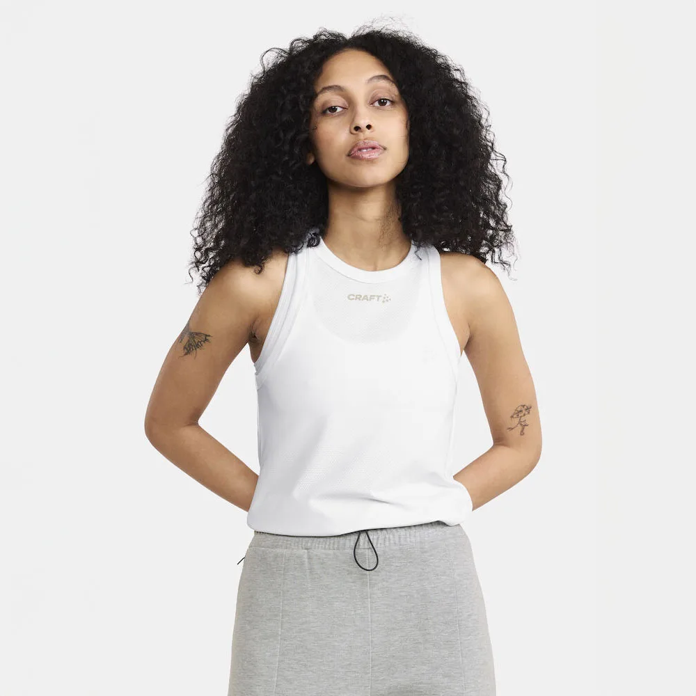 vitt Craft Core Essence Mesh Singlet träningslinne (dam) på en modell