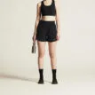 en modell bär Craft Core Essence Shorts träningsshorts (dam)