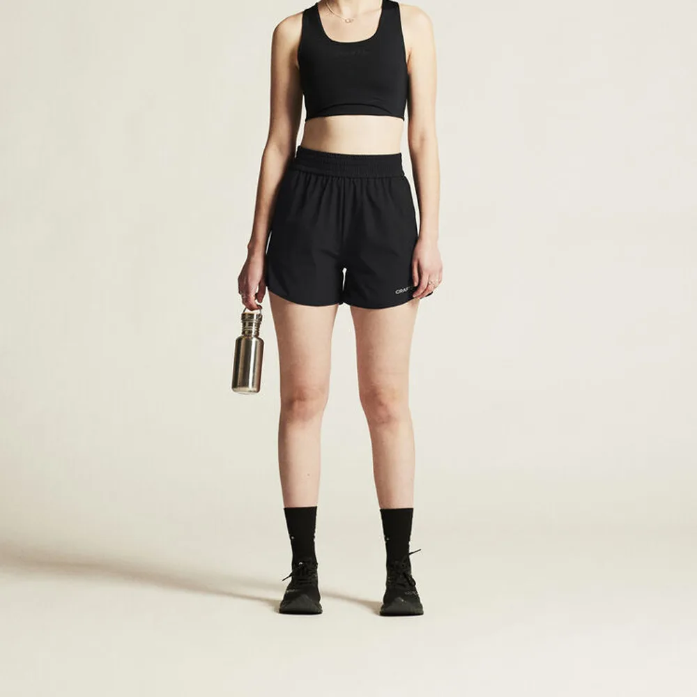en modell bär Craft Core Essence Shorts träningsshorts (dam)