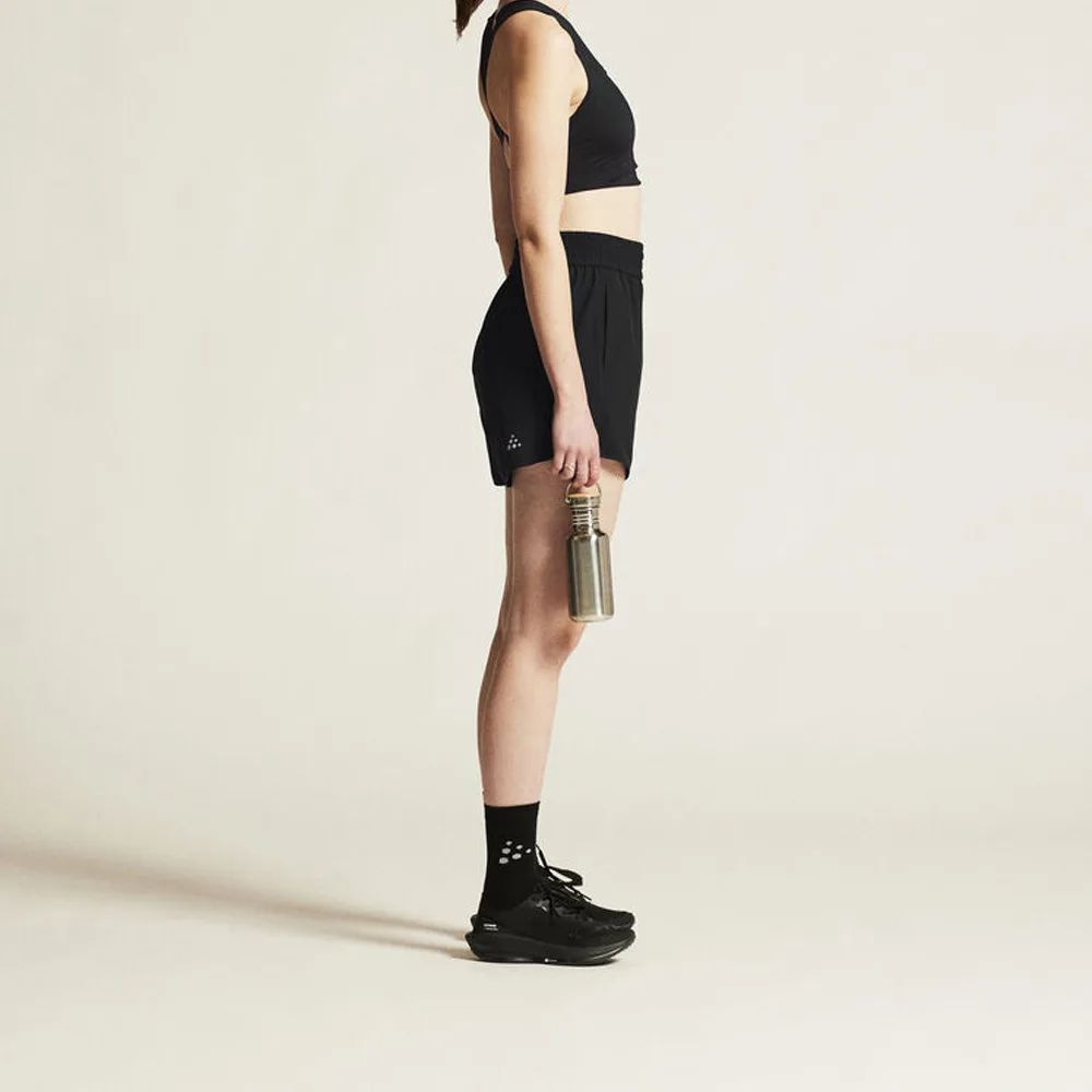 Craft Core Essence Shorts träningsshorts (dam) i profil på en modell