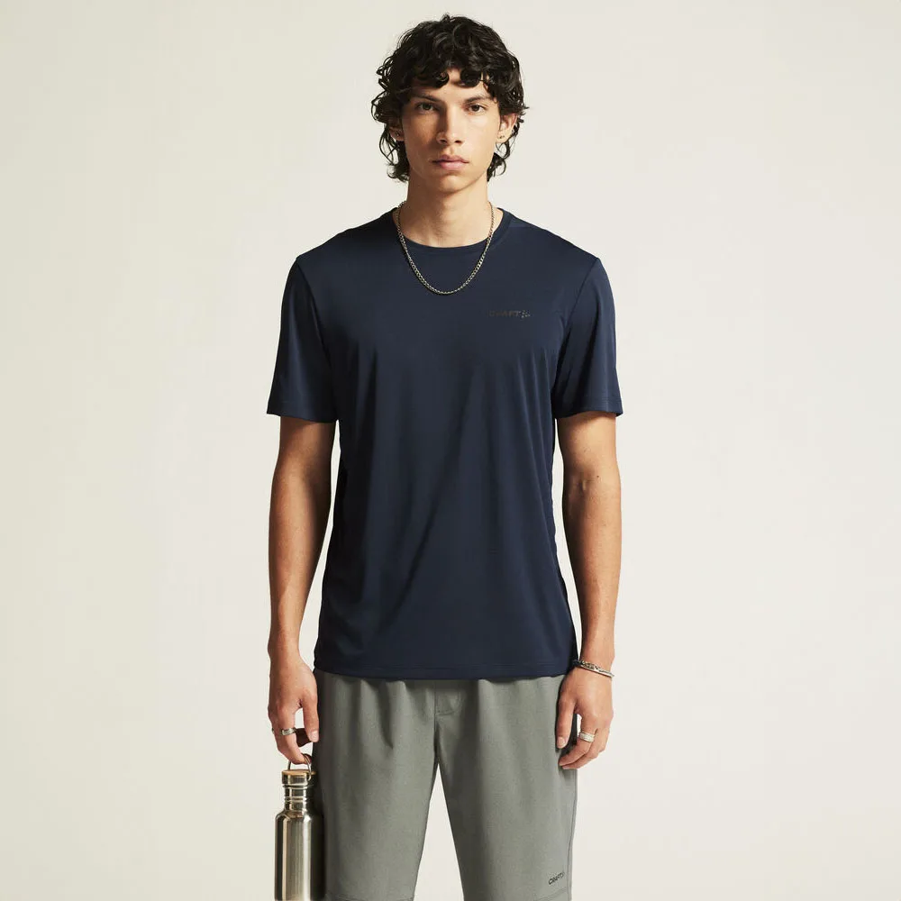 en modell bär Craft Core Essence SS Tee 2 träningströja (herr)