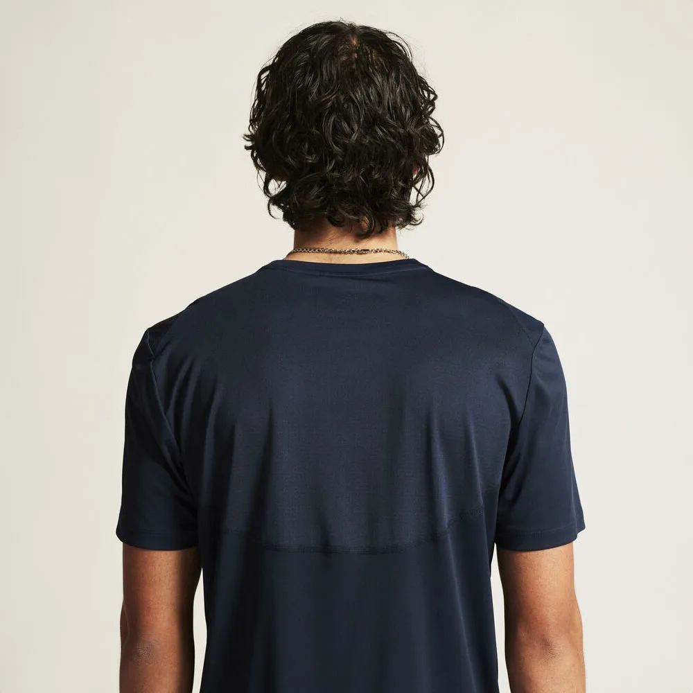 baksida av Craft Core Essence SS Tee 2 träningströja (herr) på en modell