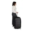 en kvinna använder Osprey Ozone 2-Wheel 80L resväska (unisex)