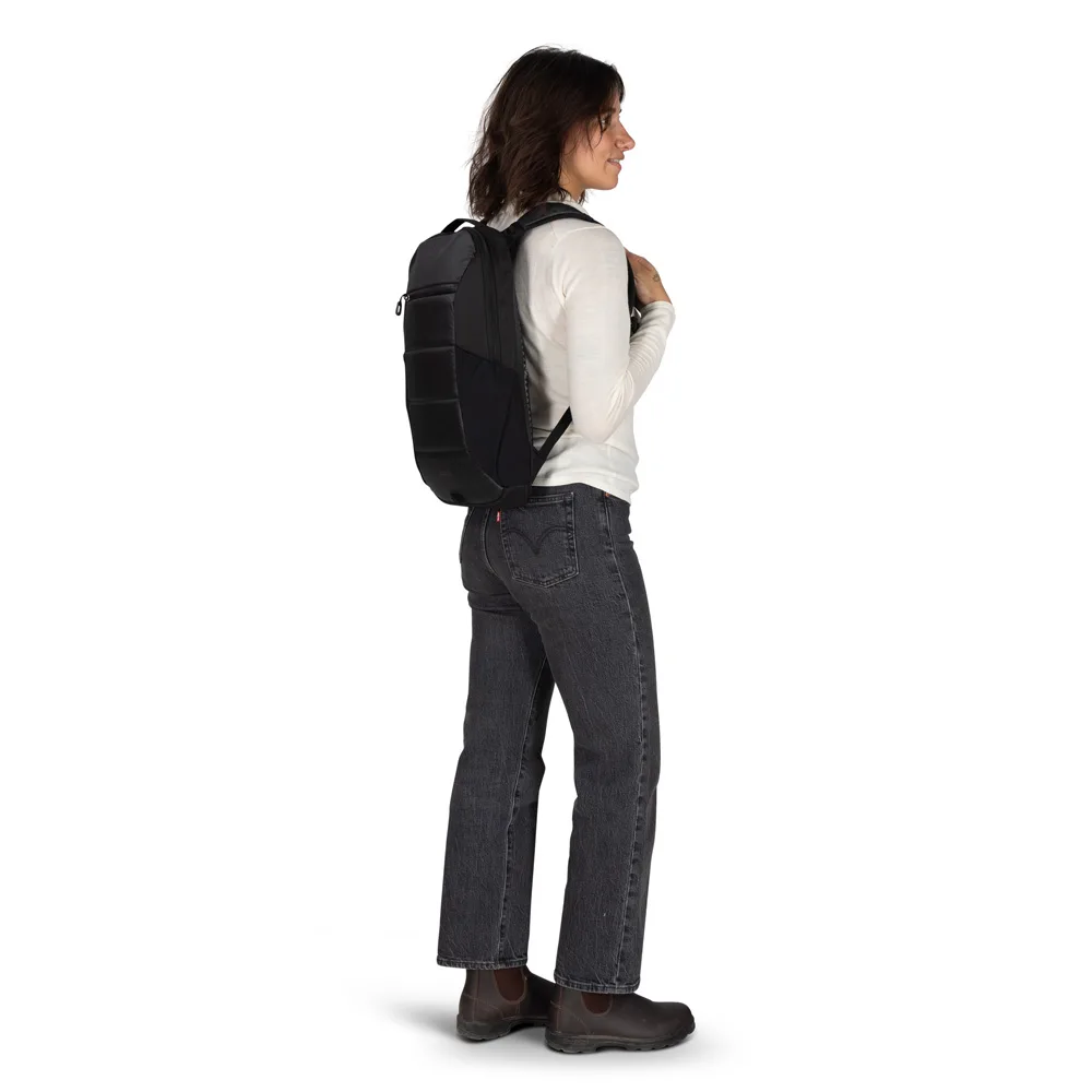 Osprey Ozone Slim Pack reseryggsäck (unisex) på en dammodell