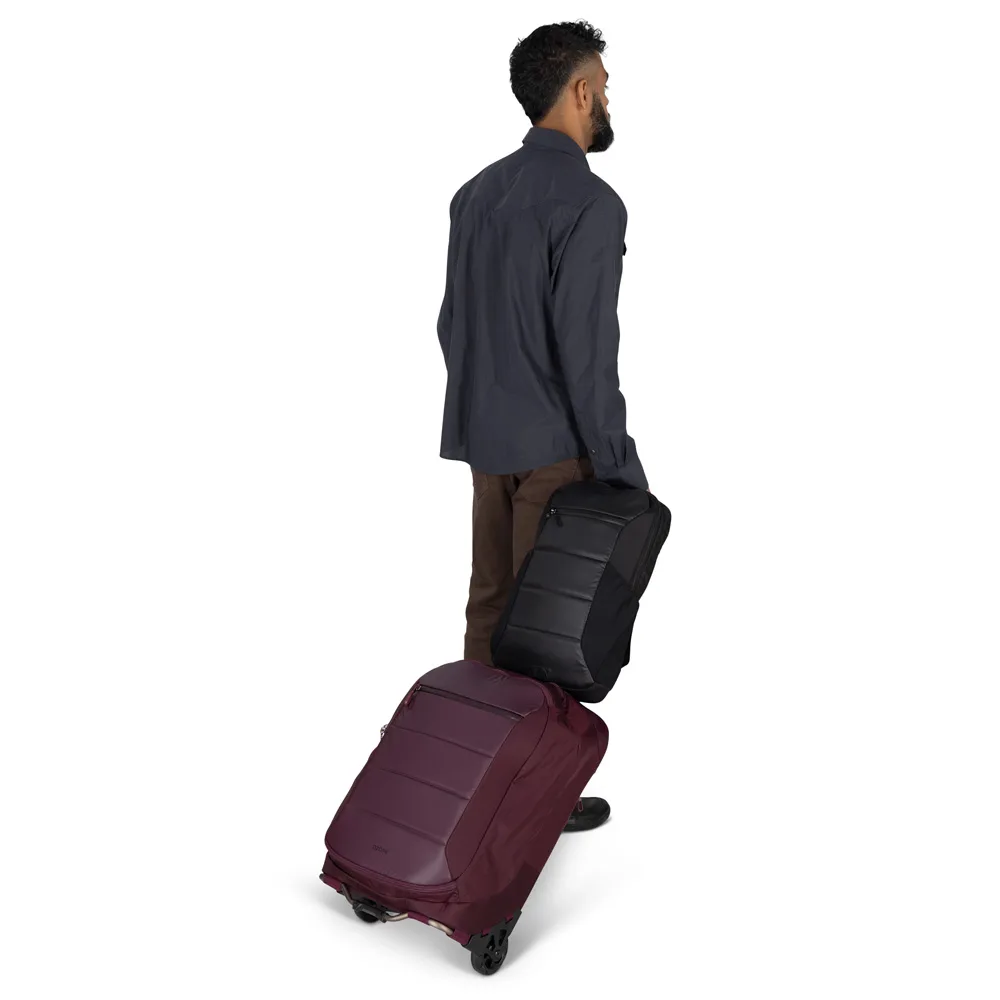 Osprey Ozone Slim Pack reseryggsäck (unisex) på en resväska
