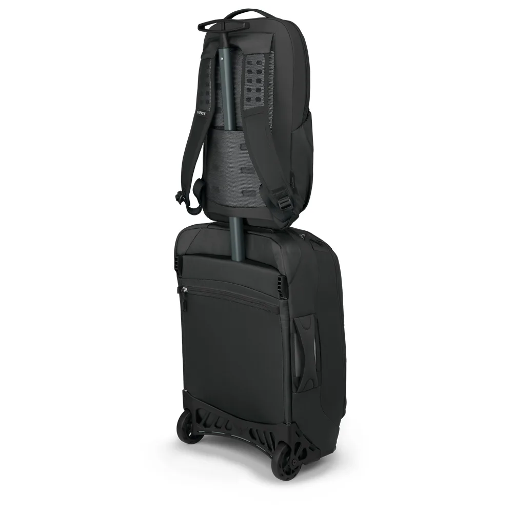 en rullväska samt en Osprey Ozone Slim Pack reseryggsäck (unisex)