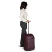 en kvinna håller i en Osprey Ozone 2-Wheel Carry-On 40L resväska (2025) (unisex)