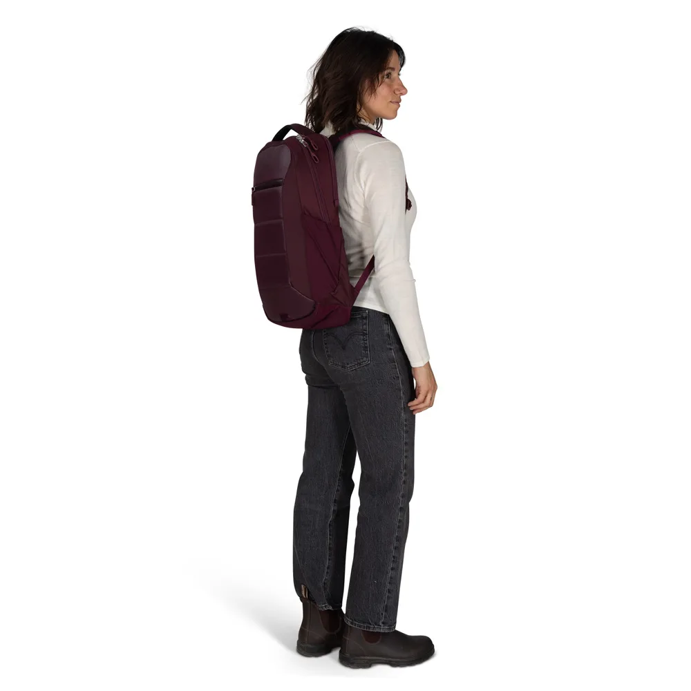 Osprey Ozone Laptop Backpack ryggsäck (unisex)på en kvinnlig modell