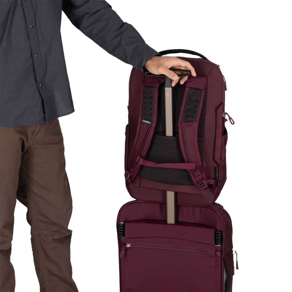 Osprey Ozone Laptop Backpack ryggsäck (unisex) på en resväska
