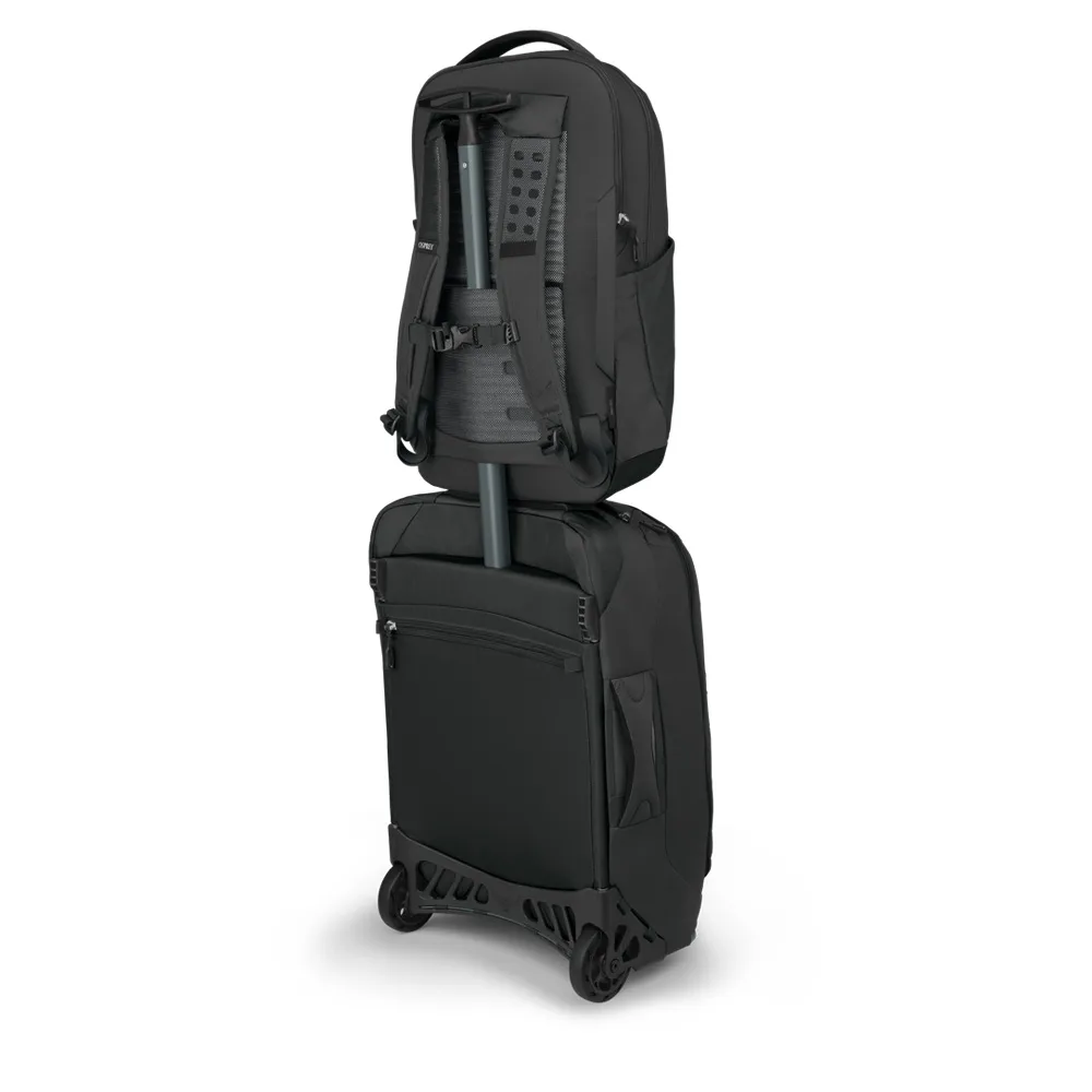 en Osprey Ozone Laptop Backpack ryggsäck (unisex) och en resväska